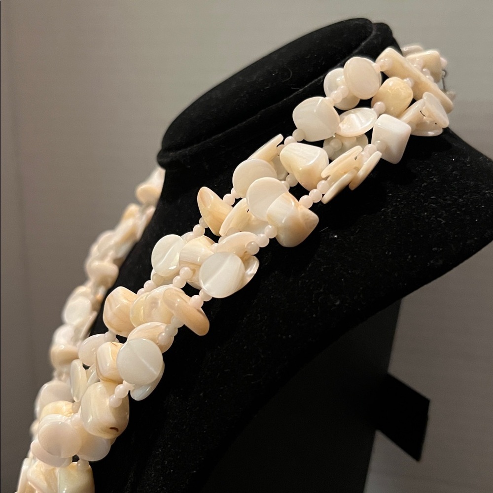 Elegant Cream Polished Stone Beaded Necklace - Picture 4 of 8